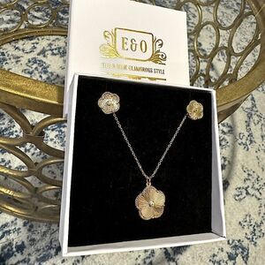 18 K GOLD PLATING LUCKY CLOVER EARRINGS AND NECKLACE SET WITH ACCENT DIAMOND